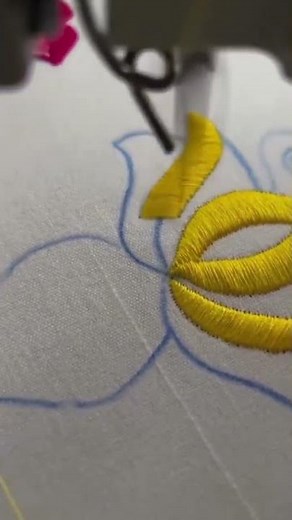 The process of sewing white cloth with a yellow flower pattern is simple and easy.