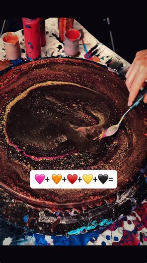 Dark autumn palette 🎨 Magenta, copper, crimson, gold and black make up this dark autumn colour palette. I had a color palette but no further plan for what this painting would be when I stated, but after spinning out the base I saw what looked to me like the faint ghost of a jellyfish in the cells and after that it was settled! 🪼 I often blow paint with a straw to create the bell of the jellyfish, but this one felt like it needed a more delicate touch to not overpower the good things that were 