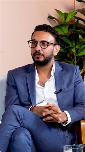 Abhishek Pramod Pilani on Instagram: "Wrestling with frizzy hair that just won’t behave? 🦁✨ We’ve all been there—you step outside and your smooth blowout turns into a cloud of static. But frizz isn’t just a "bad hair day"; it’s actually your hair’s way of screaming for moisture! 💧 #frizzfree #haircaretips #assureclinic #healthyhairhabits #frizzyhairproblems"