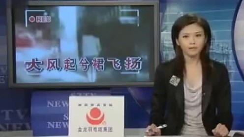 大风掀开裙子美女没穿内裤真空大走光遭拍视频网络疯传惹众议