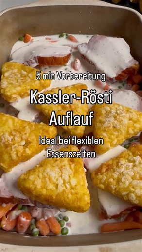Jeder will zu einer anderen Zeit essen? Lass dich davon nicht stressen! Mach einen Auflauf – dieser hier hat nur 5 min Vorbereitungszeit und schmeckt dabei einfach nur genial. Du brauchst Kasslerscheiben (ich habe für 3 Personen 6 Stück genommen ca. fingerdick), TK-Röstis ca. 700 g, TK-Gemüse z.B. Erbsen & Möhren ca. 700 g, 1 Flaschen Cremafine zum Kochen 7%, 1 Pk. Sahneschmelzkäse (ich light), 1 Pk. Creme Fraiche legere Kräuter, optional Reibekäse zum Überbacken Idealerweise hast du eine Auflau