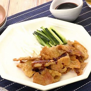お酒にぴったり！ パリパリ鶏皮の北京ダック風ソースのレシピ動画・作り方 | デリッシュキッチン