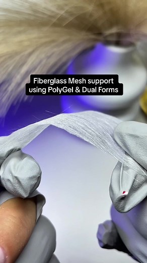 PolyGel & Dual Forms, Ultra Thin & Not Flooded The Underside When working with dual forms, many techs face the same challenge, a thick, flooded underside. Whenever you try to extend the nail with dual forms, flooding or gel excess almost always happens. Here’s a little hack that makes a 100% difference 👇 💡 The Trick: Before applying the dual form, place a tiny piece of fiberglass mesh right where the free edge should be, on top of your builder gel, poly gel, or any product you prefer. This all