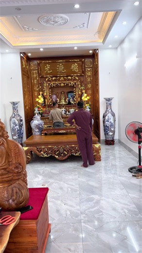 Các cụ rất là vui , con cháu thành đạt và có tâm , tốn kém một chút nhưng mọi thứ đều rất ưng ý, không gian thờ là của Công Ty gỗ Trường phát làm cho bác chủ, còn hạng mục đồ thờ và lục bình choé của Gốm Phúc Gia ạ!#gomphucgia #gombattrang #lucbinh #noithat #dothocung