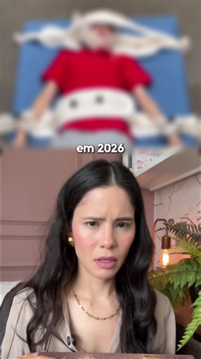 Dra.Kelly Oliveira |Autismo|Desenvolvimento| Pediatria on Instagram: "Ana Clara, 8 anos, foi internada em clínica psiquiátrica. Burnout digital causado por horas no celular. Em 2026, isso vai acontecer com muito mais crianças se os pais não acordarem agora. Crises de ansiedade, automutilação, agressividade. Tudo causado por tela. O córtex pré-frontal do cérebro encolhe. Foco, linguagem e autocontrole são destruídos. Uma em cada sete crianças no mundo já enfrenta transtorno mental relacionado à t