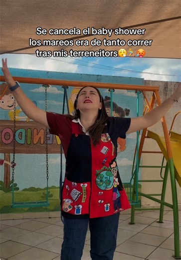 Pura pausa activa: maestra en apuros y alumno travieso