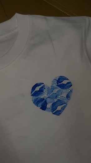 Video của DASIS (@dasis.giftbox) về como fazer camisa de beijo com glitter