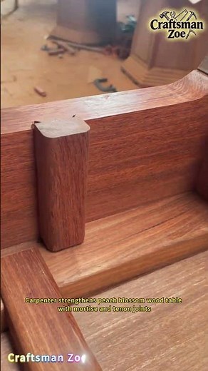 Carpenter strengthens peach blossom wood table with mortise and tenon joints
