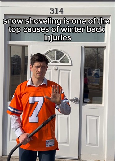 ❄️ Before you shovel… warm up! ❄️ Snow shoveling might look harmless, but it’s actually one of the most common causes of winter back injuries. The cold tightens muscles, the load is uneven, and twisting while lifting puts serious stress on your spine. Before you head outside, take just 60 seconds to warm up: ✔️ Gentle torso twists ✔️ Hip hinges (bend at your hips, not your back) ✔️ Shoulder rolls ✔️ A quick hamstring stretch When shoveling, remember: • Push snow when possible instead of lifting 