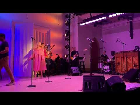 Amanda Seyfried and Ashley Park sing Mean