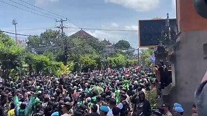 Aksi di Depan Mapolda Bali Sempat Memanas, Berikut 33 Tuntutan yang Dilayangkan Massa Aksi - Tribun-bali.com