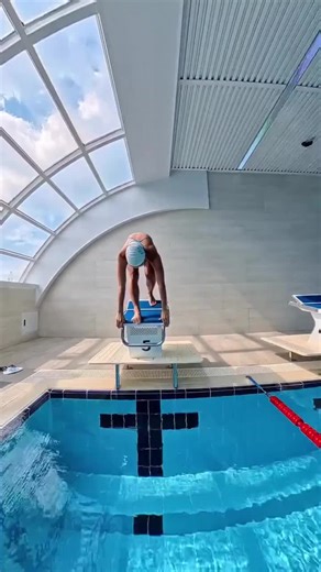 游泳训练：蛙泳与蝶泳的美感比较