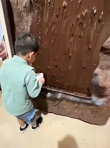 The Right Way to Taste a Chocolate Waterfall | BrainCandy-6