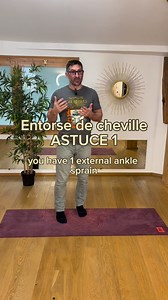 ENTORSE DE CHEVILLE 1 / 2 : Dans cette vidéo, le kinésithérapeute Gilles Beaumé partage des conseils sur la manière de soulager une entorse de cheville lorsqu'elle est inflammatoire. Il démontre une technique de déplacement spécifique qui favorise le drainage de l'inflammation et accélère la récupération au cours des deux premières semaines de la blessure. Suivez ses instructions pour minimiser la douleur et optimiser votre rétablissement. Ne manquez pas ces astuces essentielles pour traiter eff