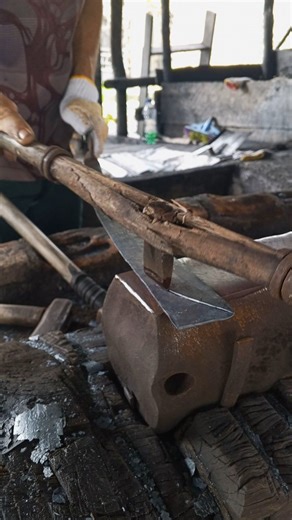 Skilled hands in cutting the tip of the slashing machete #blacksmith #forge #forging #latinkulture #usa | Tobri