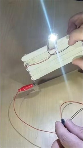 How This LED Works 😳 (Simple DIY Science Project) #diy #experiment #led #lightsource #lightbased
