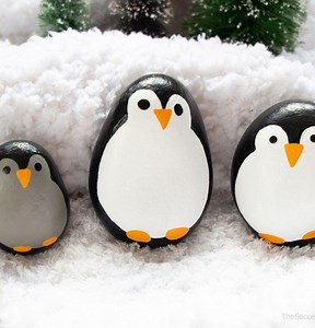 🐧 PENGUIN PAINTED ROCKS 🐧 What a cute winter craft to make with the kids! FULL TUTORIAL: https://thesoccermomblog.com/penguin-painted-rocks/ | The Soccer Mom Blog - Positive Inspiration for Moms