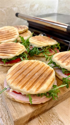 Francy’s Bakery 👩🏻‍🍳 on Instagram: "PANINI GRILL GLUTEN FREE 🥪 Questi panini #glutenfree richiedono soltanto 4 minuti di cottura all’interno del grill. Provali e fammi sapere cosa ne pensi! 📝 Ingredienti: (dosi per 10 panini con diametro 10 cm) - 350 ml acqua tiepida - 340g Mix B Schär - 80 ml olio - 2 cucchiai di lievito secco - 1 cucchiaino di lievito per dolci - 8g sale - 1 cucchiaino di miele Lievitazione : 1 h Cottura: 4 minuti alla massima temperatura 👉🏻 GRIGLIA HOTTY @mellerware_es