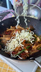 🍜 Healthy Street Style Noodles ! No food is unhealthy, MODERATION is the key. ✅ Always add a protein source to your noodles ✅ Pack it with veggies & keep noodle component in Moderation ✅ Keep the oil minimal since it is calorie dense Ingredients for 1 portion 100 g Tofu 35 g Dry Noodles (Non fried Wheat Noodles) 5 g Oil 1 Onion 6 to 7 cloves of garlic 1 tsp grated ginger 2 Spring Onion Stalks 30 g Carrot 30 g Cabbage 30 g Babycorn 60 g bell peppers 1 tsp homemade chilli garlic sauce Soy Sauce -