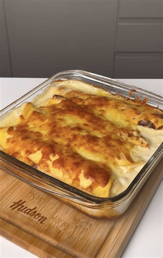 El plato con el que enamoré a mi novia hace casi 4 años 🫶🏻 por si queres enamorar a alguien este 14 de febrero👌🏻 un buen plato funciona mejor que un buen amarre @Hudson Best Kitchenware Panqueques -3/4 taza leche (180ml) -2 huevos -1 taza harina (120g) -150g boniato cocido -pizca de sal Salsa blanca -1 Cda harina -1 Cda manteca -500ml leche -sal y pimienta Anímate a probarlos y me contas! Gaspi ✌🏻 #sanvalentin #novios #receta