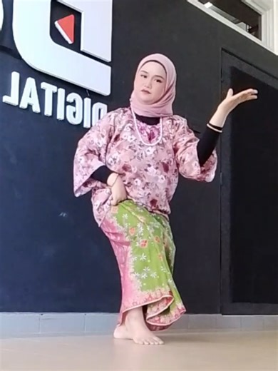 Nenek Puan Hasnah Menari di Madu Tiga