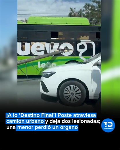 ¡Como en la película! 😱 ⚠ Captan momento en que un poste protagoniza un accidente vial y perfora un camión de la ruta 223 Evolución, en Guadalupe. 🚎 😰 En el video, se ve que la unidad intenta avanzar, se queda atorado entre los cables y provoca que el poste de madera atraviese al camión lleno de pasajeros, dejando a dos personas lesionadas de gravedad. 🚨 | Telediario Mty