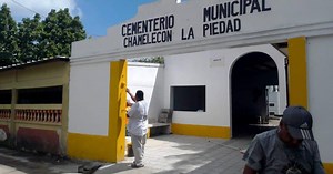 Hondureños acuden a cementerios para honrar a sus difuntos