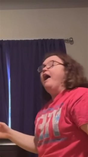 What is a Tremolo?! 😅 In voice terms, a tremolo is a rapid, uneven fluctuation of pitch or intensity — kind of like a shaky vibrato that’s lost control. Where vibrato is smooth and balanced, tremolo feels nervous, unstable, or exaggerated. This clip nails it — and let’s be honest, we’ve all had a tremolo moment! 😂 It’s not “bad,” just a signal that the larynx or breath pressure needs to calm and rebalance. 🎶 Control the airflow. Align the body. Then the tremolo becomes vibrato with confidence