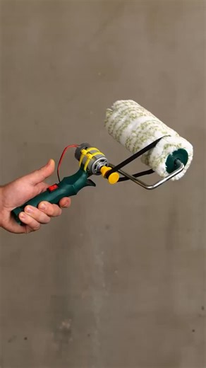 5-Minute Crafts on Instagram: "When a paint roller does the work for you 💨🎨 #automaticpainting #paintrollerhack #diyprojects #diyideas #creativehacks"
