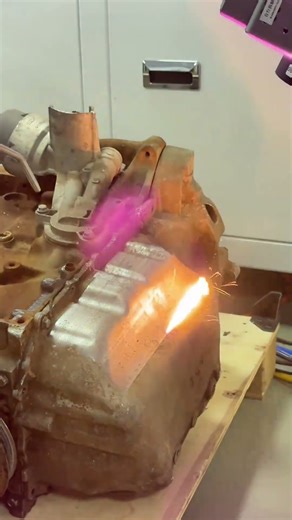 Engine sludge nemesis! Non-destructive cleaning, a brand new look #lasercleaning #automobile