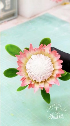 Fondant art: how to make fondant gladiolus flowers using the floral gum paste #fondantflowers