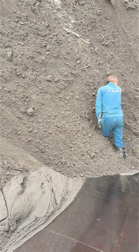 The daily work of the crew #automobile #climbing #seamanstory #mining #excavator