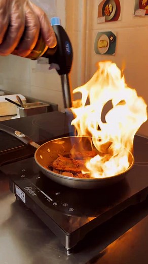 Prepare-se para se apaixonar pelo nosso Roast Beef no croissant! 🔥🥐 Recheado com queijo maturado e um molho de iogurte natural com limão, azeite e tomilho, cada mordida é uma viagem de sabores. E para completar, nosso chimichurri de pêra traz um toque especial que vai deixar você querendo mais! Venha nos visitar e experimente essa explosão de sabor! #SaborIrresistível #croissant #roastbeef #javacafé #javacaféeconceito #cafeteria #coffeelovers #maringá