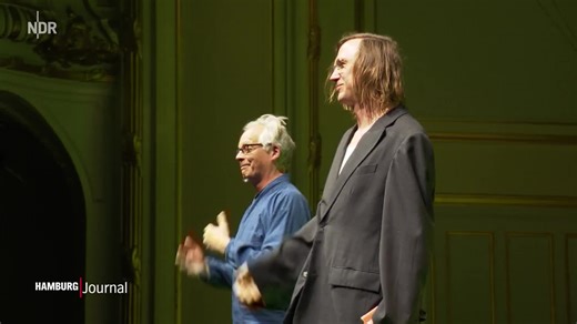 Lars Eidinger mit Bertolt Brecht Programm in der Laeiszhalle. Er liest, singt und performt aus der Gedichtsammlung "Hauspostille" und zieht das Publikum in seinen Bann. | NDR Hamburg