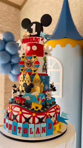 ✨🎡 The most insane Mickey Mouse cake we’ve ever created! 🎈 Hours and hours of hand-crafted details, tiny characters, and a full roller-coaster wrapping around the cake… and it was SO worth it. 🐭❤️ Bringing this magical world to life for Arnoldo’s first birthday was pure joy. Welcome to Nonitoland! 🎢✨ #MickeyMouseCake #DisneyCake #1stBirthdayCake #CustomCakes #CakeArt #HoustonBakery #ShowstopperCake @satin.ice | Sweet Nation Co