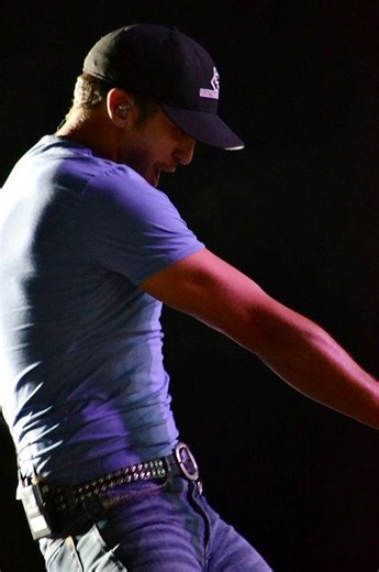 Hey Boston, thanks for hangin last night! #ProudToBeRightHereTour #ADayInMyLife | L.B Land