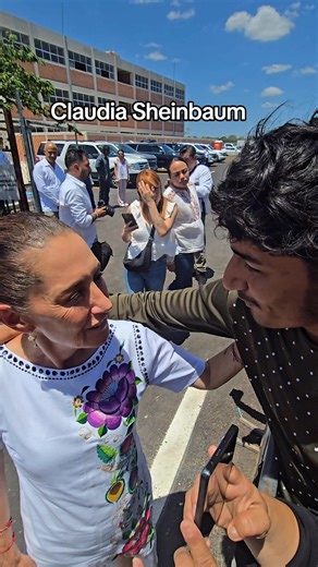 Hoy conocí a la presidenta de México, Claudia Sheinbaum Pardo 🇲🇽✨ Ella vino a Mérida para visitar un hospital y yo fui hasta allá con la esperanza de poder verla. Cuando llegué, logré acercarme y hablar con ella. 💙 Le conté que soy de Pakistán 🇵🇰 y que incluso había hecho videos hablando de ella antes. Después me pidió mi información para poder ayudarme. 🥹✨ La verdad estoy muy feliz, amigos. Nunca pensé que algún día podría vivir un momento así. 🙏 #foryou #Pakistán #claudiasheinbaum #mexi