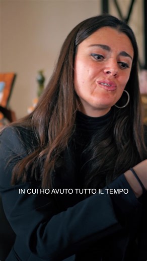 «Lui non mi ha mai messo le mani addosso. Forse sarebbe stato più semplice raccontare di aver subito delle violenze di natura fisica. Credo che il sentimento della paura sia comprensibile solo a chi l’ha vissuto. È allucinante, è bruttissimo». Lavinia Limido — che oggi è un’imprenditrice di 37 anni – a lungo ha subito le violenze psicologiche da parte del suo ex marito Marco Manfrinati. Nel 2022, esausta per quella situazione, scappa di casa con suo figlio. Iniziano due anni di calvario: persecu