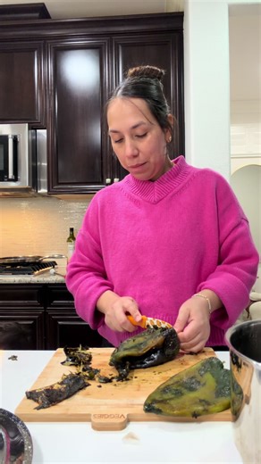 Unos ricos chiles rellenos para hoy 😋🍅 de mis favoritos 🥬 #momlife #receta