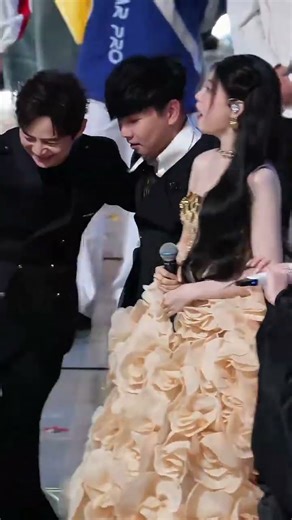 原来林俊杰的隐藏技能是人形黏合剂 #王者荣耀十周年共创之夜 #共创之夜最好的内娱群像 #林俊杰 #欧阳娜娜