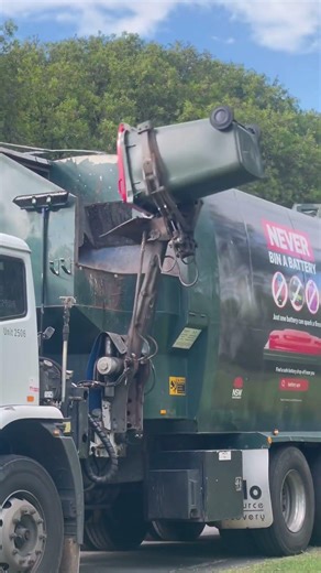 A Loud Paddle Crushing Garbage #garbagecollection #garbagetruck