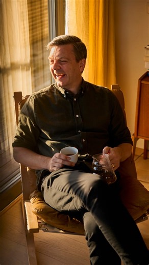 – Jeg har et lite triks. Tim Wendelboes kaffebar er kåret til en av de beste i verden. Se hvordan han lager morgenkaffe hjemme hos seg selv. Har du et fast morgenkaffe-rituale? Del i kommentarfeltet! Les stort intervju: https://www.dn.no/2-1-1881267 ( ) Video: Sigurd Fandango Redigering: Sigurd Fandango og Amélie Lund | D2