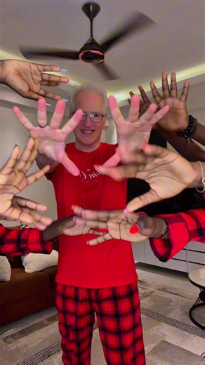 Christmas gift for you all because Brad decided to decided to dance 🤭😂😂