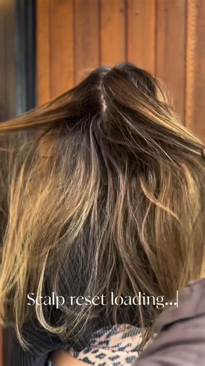 Solu sea salt scrub 🌸 Watch how to use the Solu Sea Salt Scrub — a deep-cleansing ritual that detoxifies the scalp while respecting the planet 💛 More than a cleanse, it’s a revitalizing scalp experience. With mineral-rich sea salt and a refreshing texture, it deeply purifies while turning your hair care into a moment of self-care. #Davines #SustainableBeauty #DavinesPh #SoluSeaSaltScrub #Solu #haircare | Davines Philippines