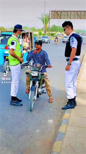 Fitt Traffic PoliceMan (@ali_zindabad4)’s videos with original sound - Fitt Traffic PoliceMan