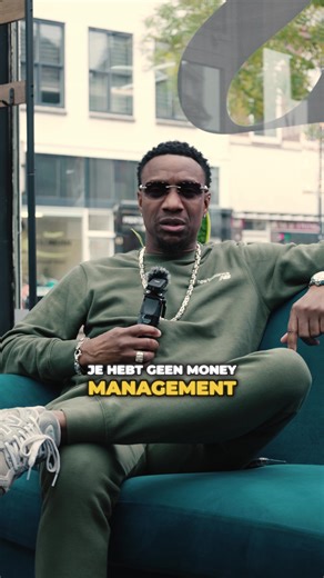 Slechte money management is niet het probleem van je barber. Dure sneakers die je niet kan betalen. Een telefoon op afbetaling. Elke week clubs, drank en onzin. Maar bij de barber ineens: “te duur.” Laat dit helder zijn: 👉 Dat is geen barber-probleem. 👉 Dat is jouw money management dat faalt. Als jij je geld verbrandt aan bullshit, verwacht dan niet dat een professional zijn waarde verlaagt. Een barber verkoopt geen minuten. Hij verkoopt discipline, skills, ervaring en focus. Wie kwaliteit wil