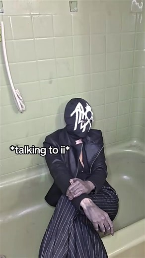 the bathtub is not dirty. I've stained it from cosplaying Vessel #vessel #sleeptoken #sleeptokenworship #sleeptokeniii #sleeptokenband