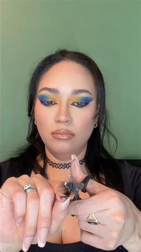 Putting on fake lashes #shortvideo #makeup #hack