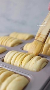 ~Pumpkin Cinnamon Roll~ Pumpkin pairs perfectly with cinnamon, so instead of making a loaf, I split my pumpkin dough into individual buns and spread with cinnamon sugar. Just nice for afternoon tea. *Sweet stiff starter* 30g starter 90g bread flour 40g water 15g sugar *Dough* 210g bread flour 20g sugar 4g salt 60g milk (hold back 10g) 25g whipping cream 120g mashed pumpkin 20g butter All of the sweet stiff starter *Cinnamon Sugar* 40g softened butter 70g brown sugar 15g Cinnamon powder -Mix ever