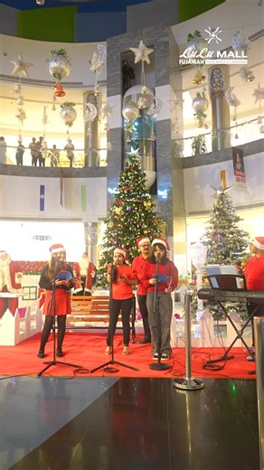 Festive moments lit up Lulu Mall Fujairah at the Tree Lighting Ceremony. As the season begins, Winter Magic Tales is here with festive performances and magical moments for the whole family from 23 to 25 December, 7:00 PM to 10:00 PM. Enjoy live stage shows including Jingle Band and K-Pop performances, Snow Queen, and Toy Story, and celebrate the season together with family and friends at Lulu Mall Fujairah. أضاءت لحظات احتفالية جميلة أجواء لولو مول الفجيرة خلال حفل إضاءة الشجرة. ومع بداية الموسم